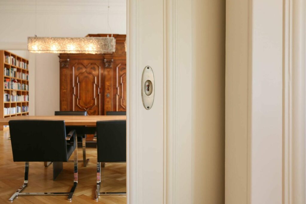Repräsentative Altbauwohnung in erster Rheinlage in Düsseldorf - Golzheim