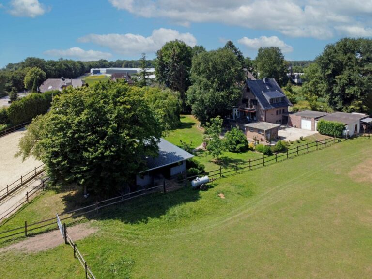 Leben mit Pferden – Einfamilienhaus mit Reitplatz, Weideflächen und Waldgrundstück