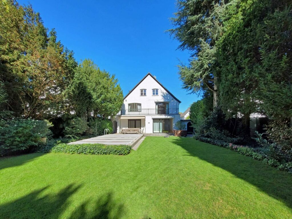 Einfamilienhaus mit Garten und Außenschwimmbad in exponierter Wohnlage