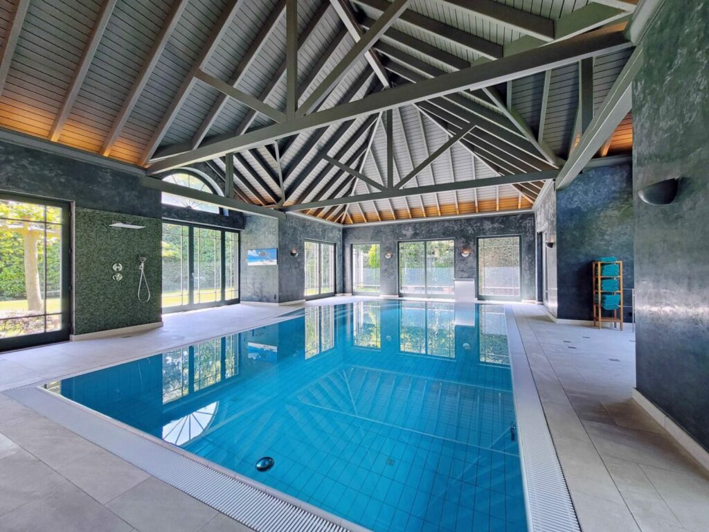 Luxuriöse Villa mit Schwimmhalle und hoher Privatsphäre  in bester Lage von Meerbusch - Büderich