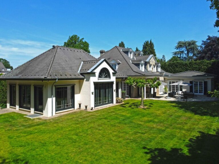 Luxuriöse Villa mit Schwimmhalle und hoher Privatsphäre  in bester Lage von Meerbusch - Büderich