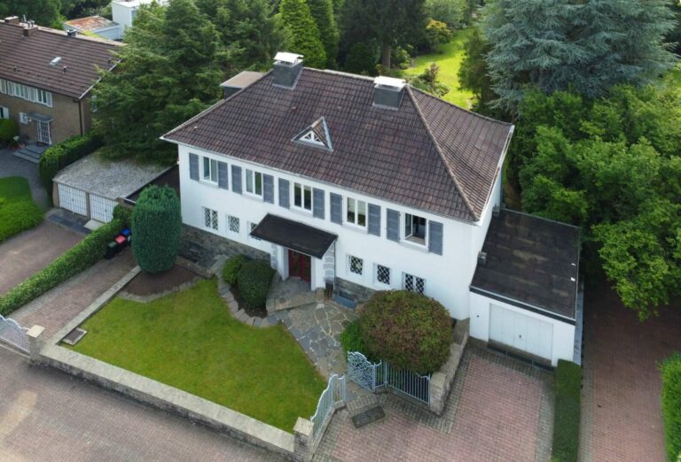 Charmantes Landhaus auf alteingewachsenem Parkgrundstück in  gehobener Lage von Aachen