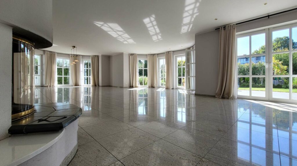 Villa mit Innenschwimmbad auf parkähnlichem Gartengrundstück mit Teichlandschaft in Düsseldorf