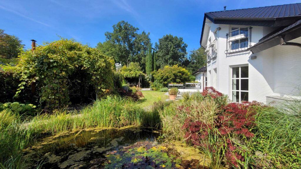 Villa mit Innenschwimmbad auf parkähnlichem Gartengrundstück mit Teichlandschaft in Düsseldorf