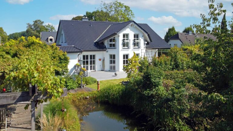 Villa mit Innenschwimmbad auf parkähnlichem Gartengrundstück mit Teichlandschaft in Düsseldorf