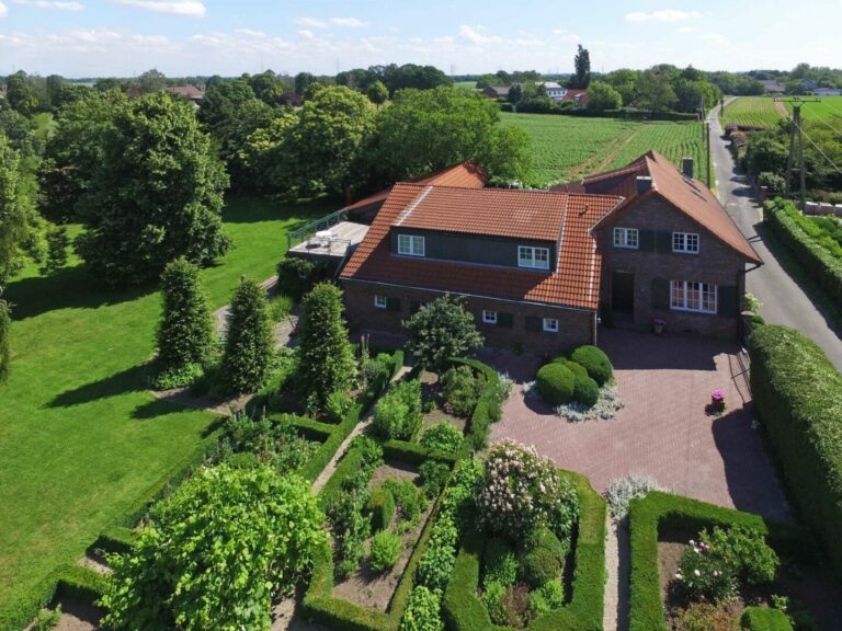 Exklusives Landhaus auf parkähnlichem Grundstück an der Grenze zu Meerbusch