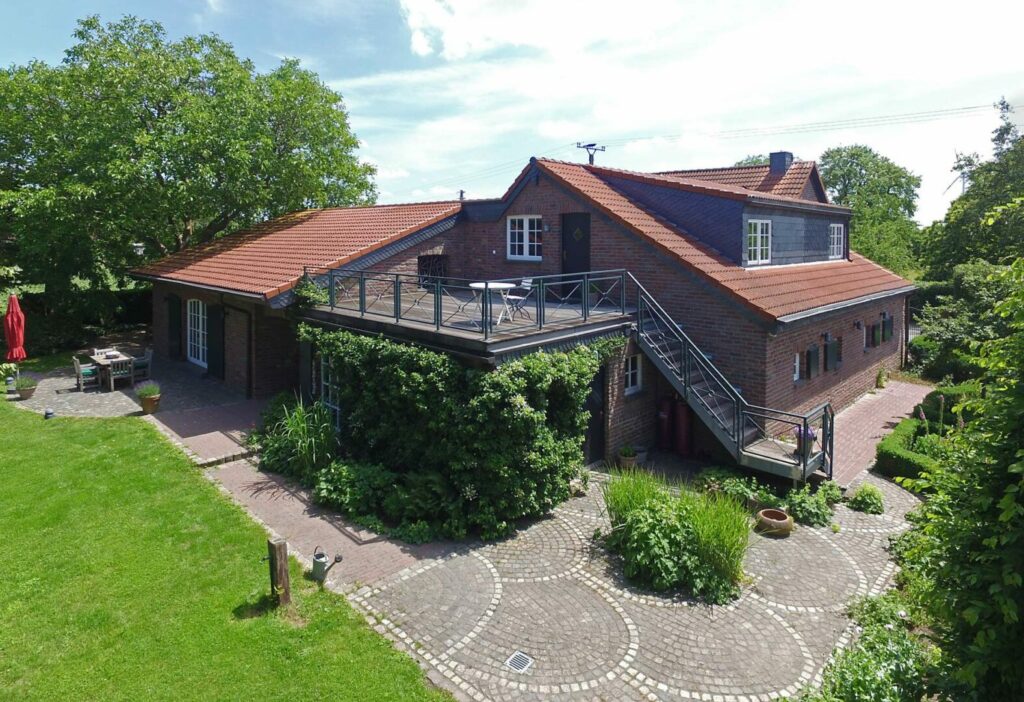 Exklusives Landhaus auf parkähnlichem Grundstück an der Grenze zu Meerbusch