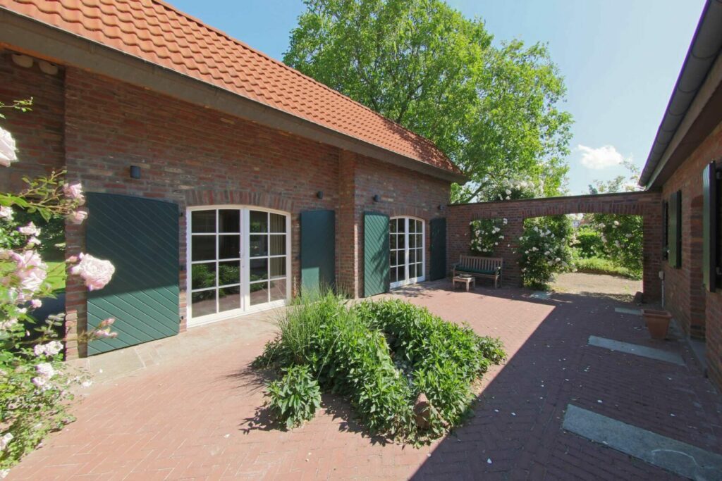 Exklusives Landhaus auf parkähnlichem Grundstück an der Grenze zu Meerbusch