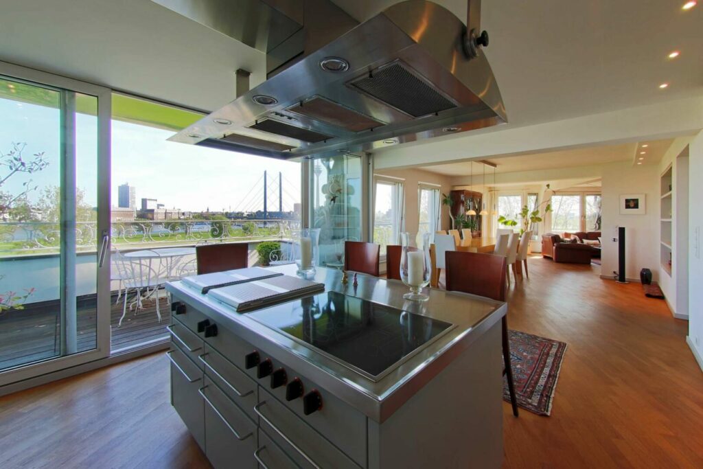 Luxuriöse Wohnung mit Blick auf die Düsseldorfer Skyline in erster Rheinlage von Oberkassel