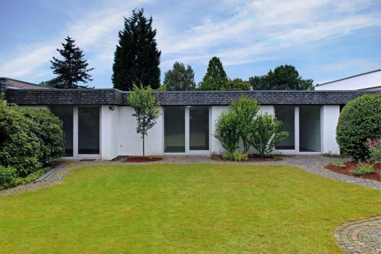 Sanierter Atrium – Bungalow im Dichterviertel von Düsseldorf