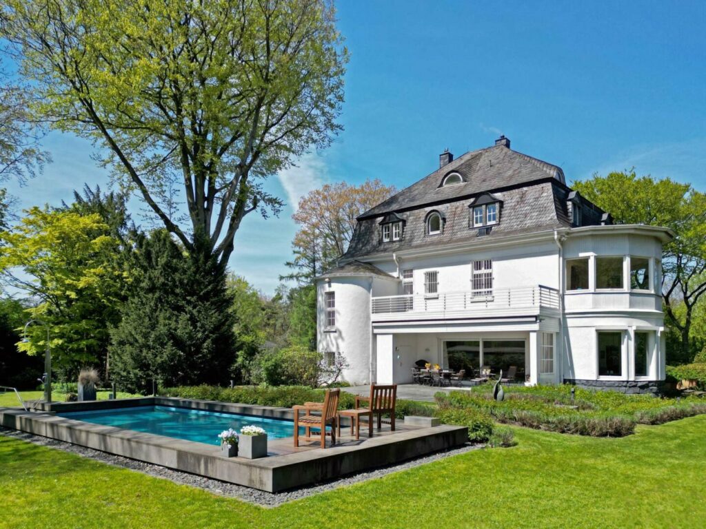 Historische Villa auf Parkgrundstück mit Außenschwimmbad in Mülheim - Uhlenhorst