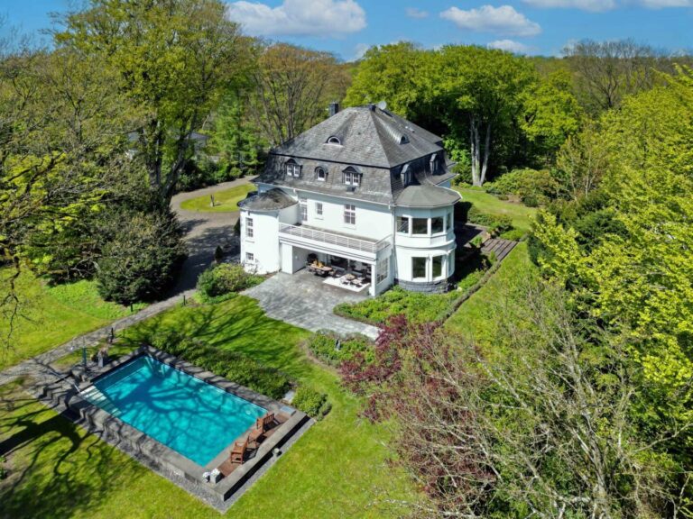 Historische Villa auf Parkgrundstück mit Außenschwimmbad in Mülheim - Uhlenhorst