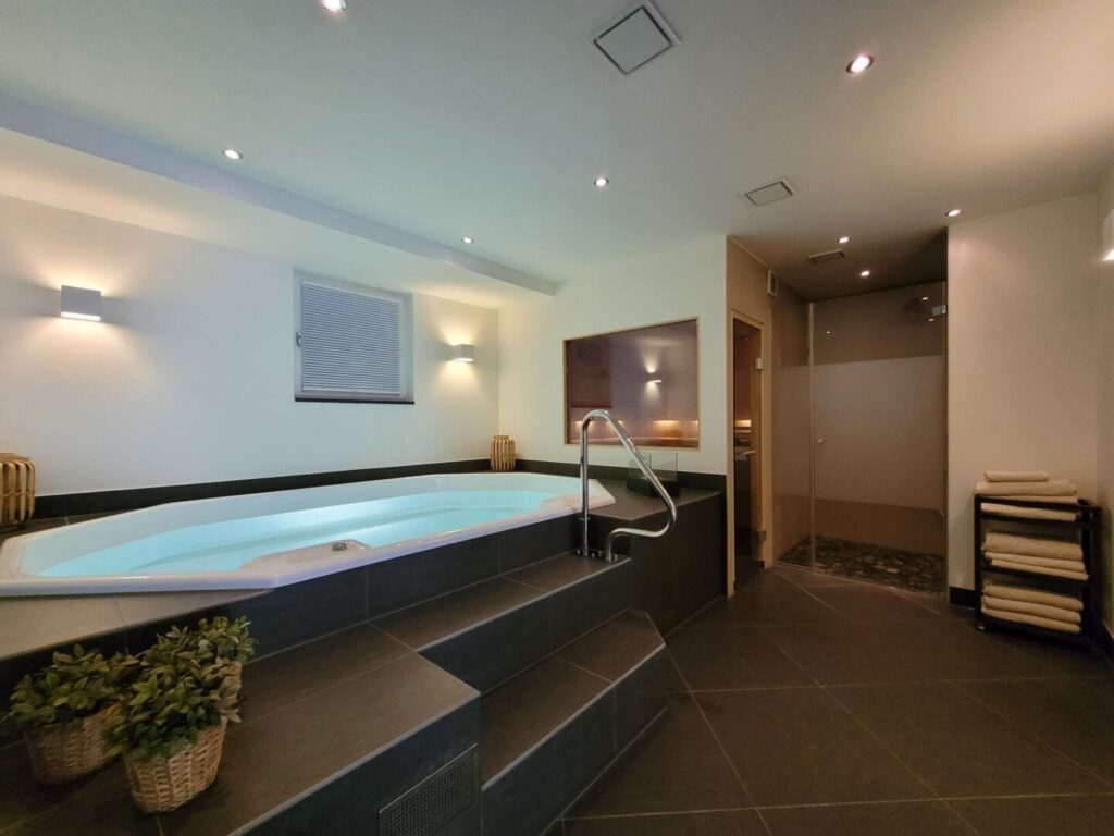 Spa mit Jacuzzi und Sauna