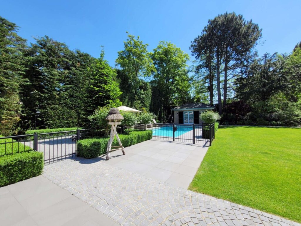 Garten mit Außenschwimmbad