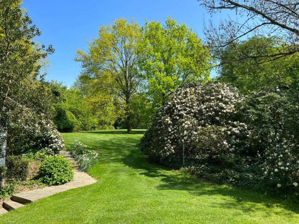 weitläufiger Garten