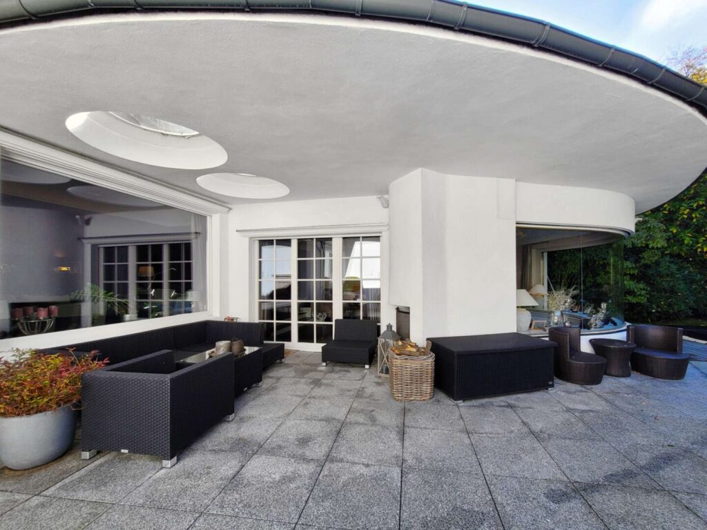 teilüberdachte Terrasse