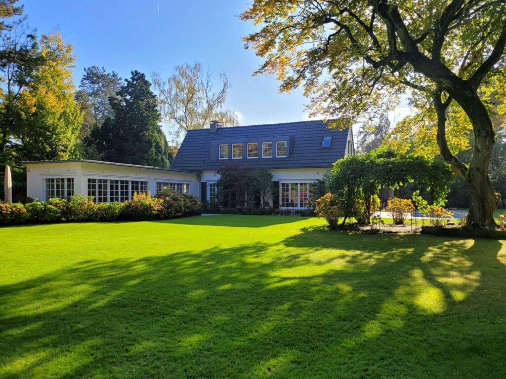 Hausansicht und Garten