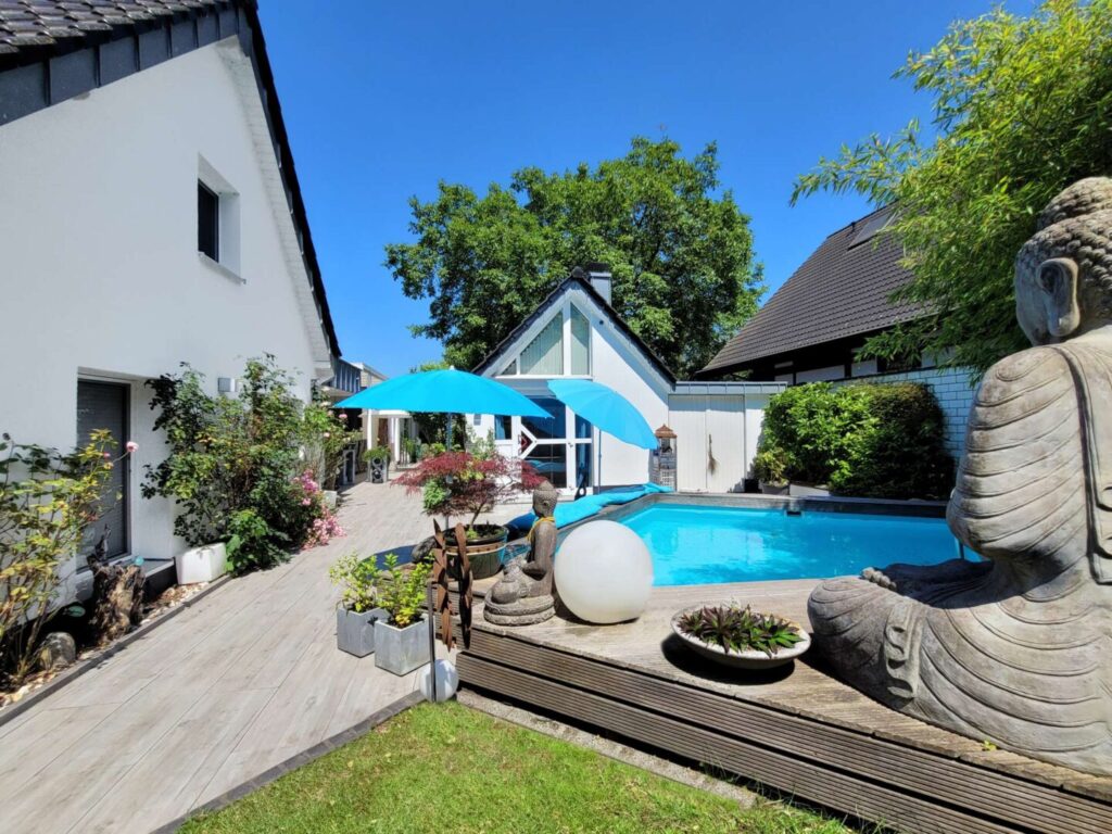 Haupt- und Gästehaus mit Pool