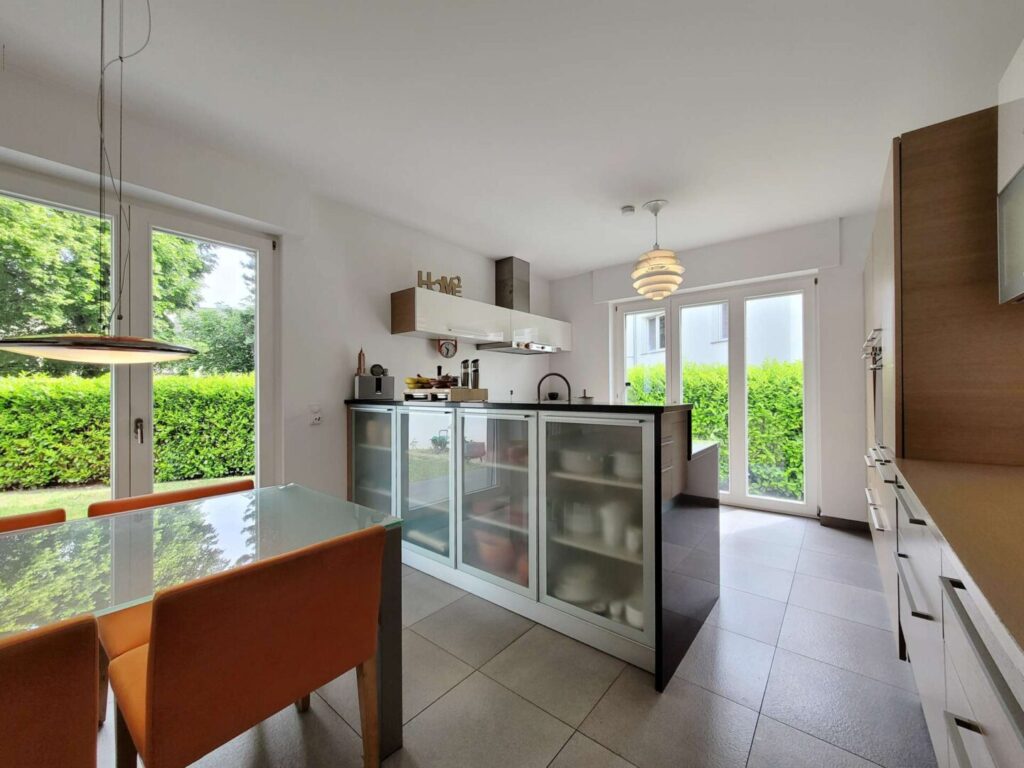 Küche mit Zugang zum Garten