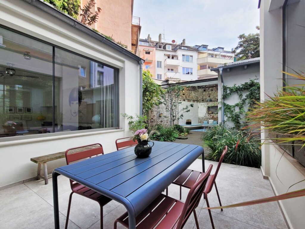 Terrasse - Blick in den Hof