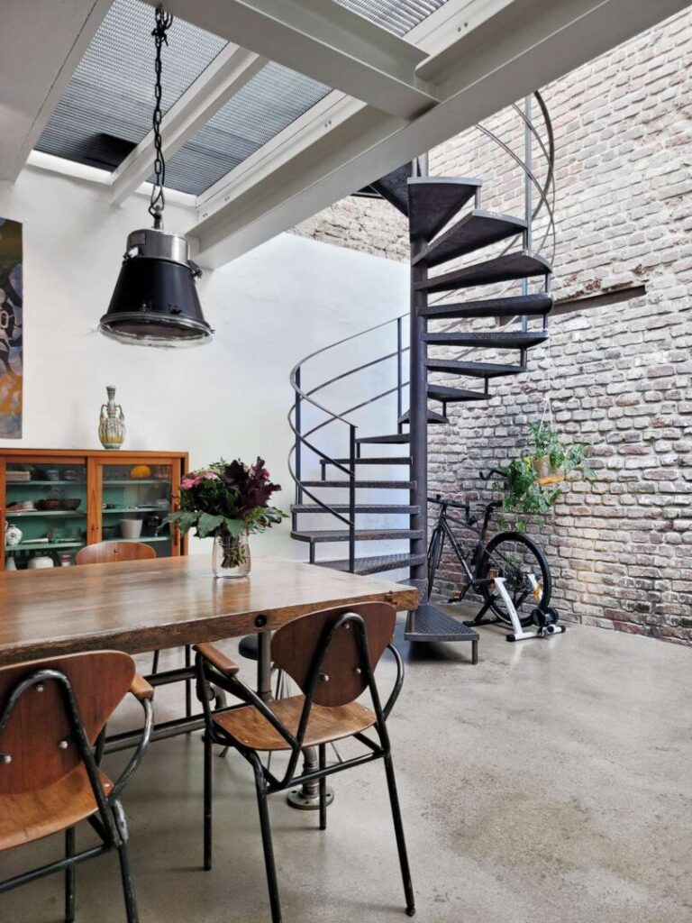 Essbereich mit Wendeltreppe