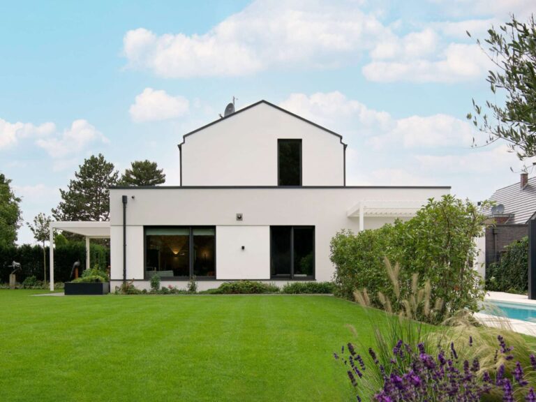 Architektenvilla mit Außenschwimmbad