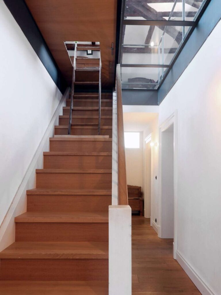 Treppe zum Dachgeschoss