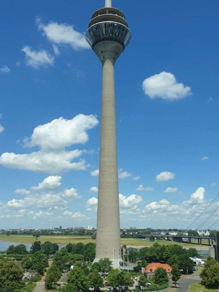 Blick auf den Rheinturm