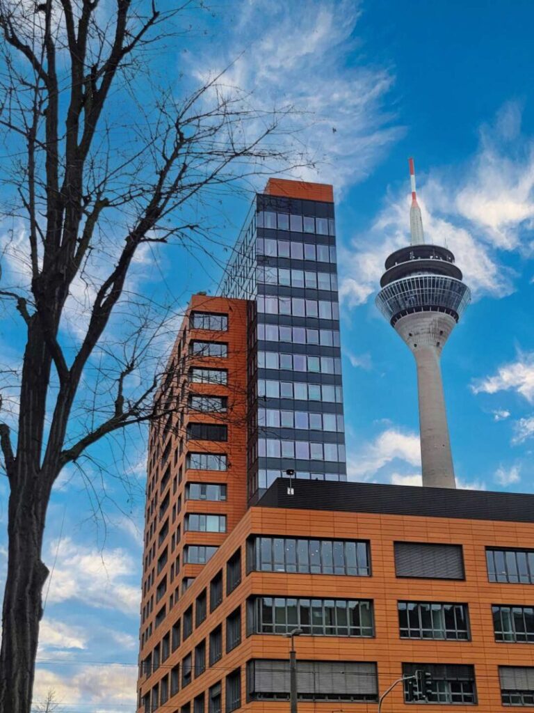 Vis-a-vis mit dem Rheinturm wohnen