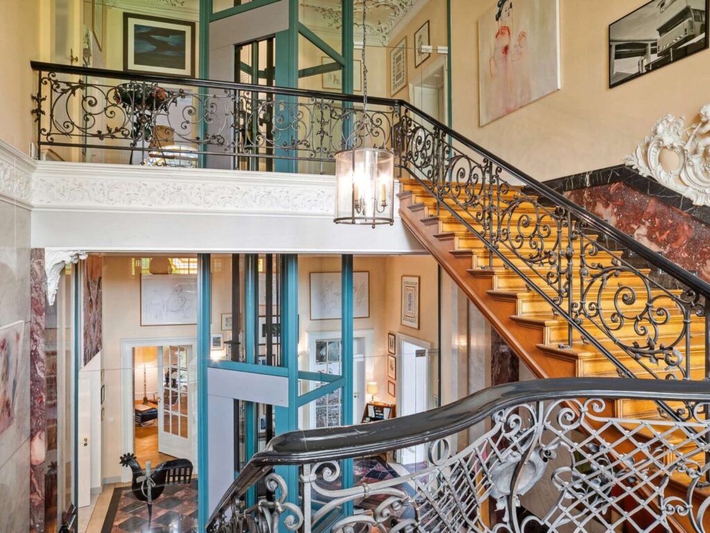 Treppenhaus mit Aufzug