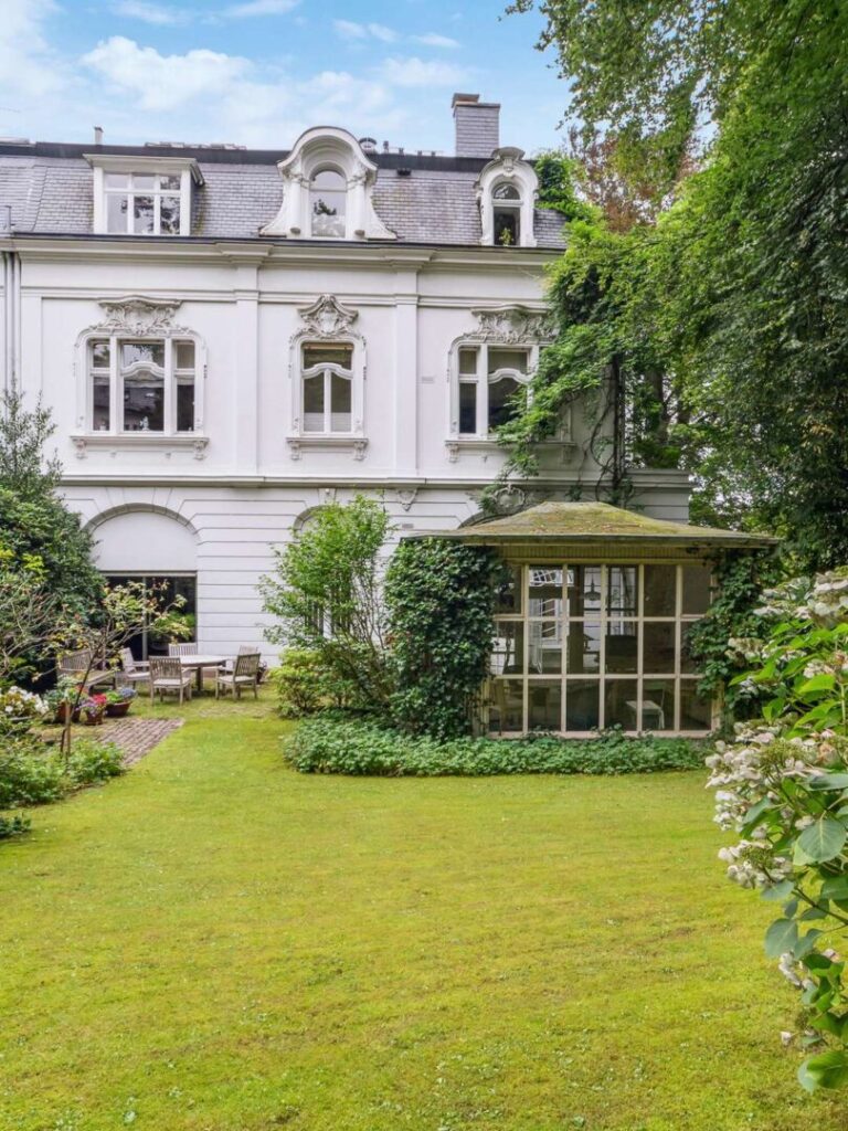 Hausansicht mit Gartenpavillon