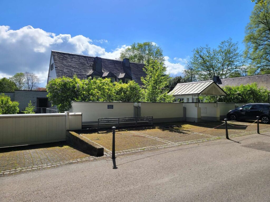 Außenansicht mit Bestandsgebäude