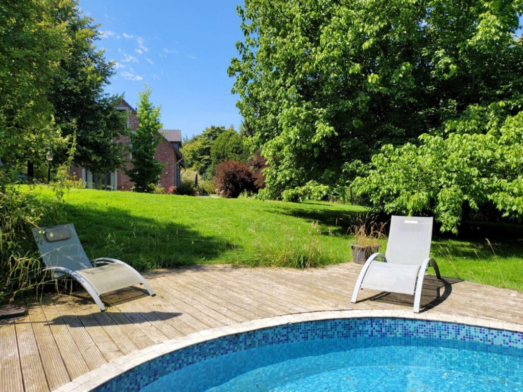Terrasse mit kleinem Pool