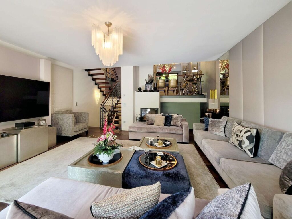 Wohnzimmer mit Kamin