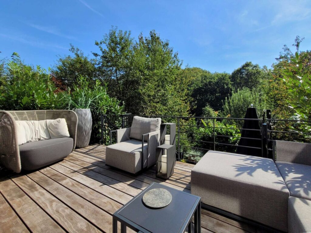 Hochterrasse mit Blick ins Grüne