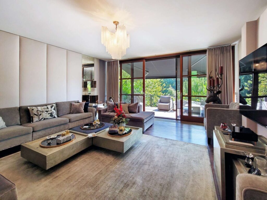 Wohnzimmer mit Zugang zur Hochterrasse