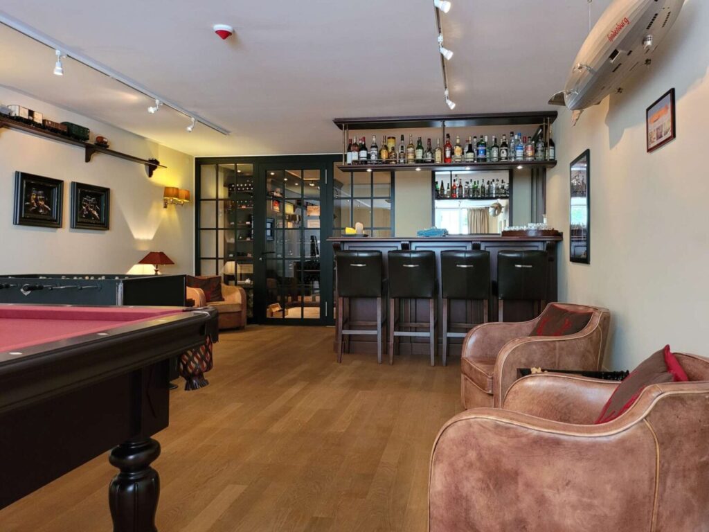 Bar mit Weinraum