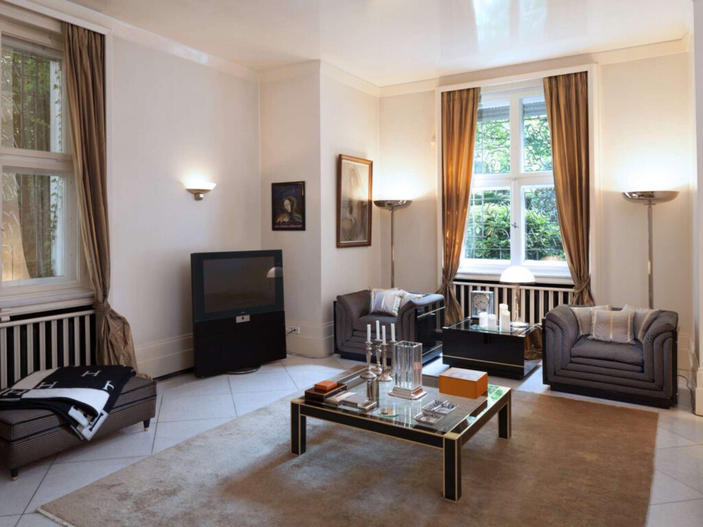 Zimmer mit Kamin