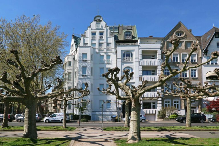 Luxuriöse Wohnung mit Blick auf die Düsseldorfer Skyline in erster Rheinlage von Oberkassel