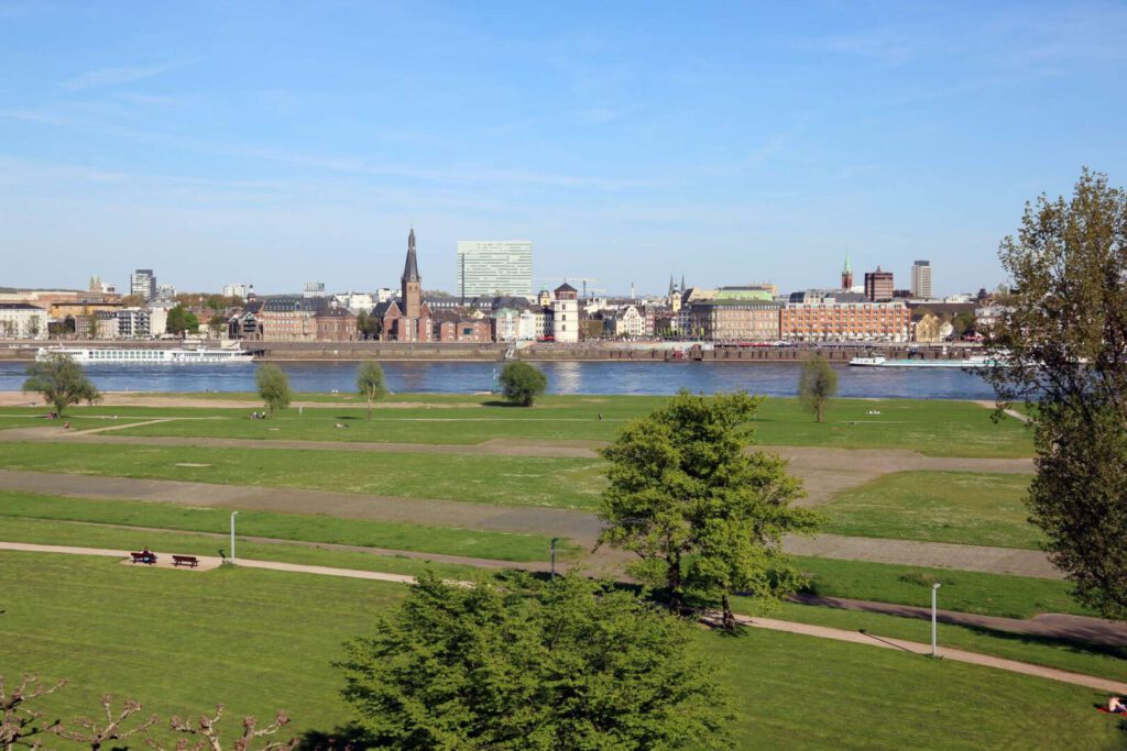 Luxuriöse Wohnung mit Blick auf die Düsseldorfer Skyline in erster Rheinlage von Oberkassel