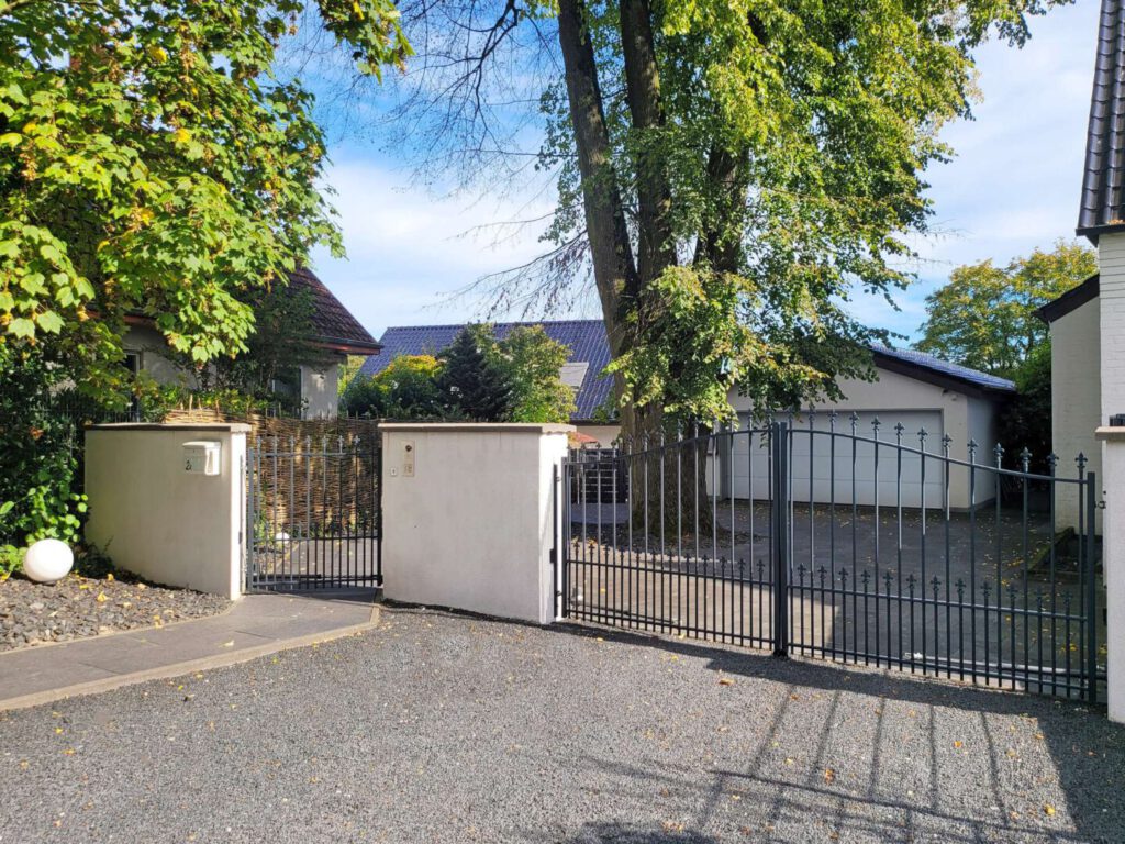 Zufahrt und Garage