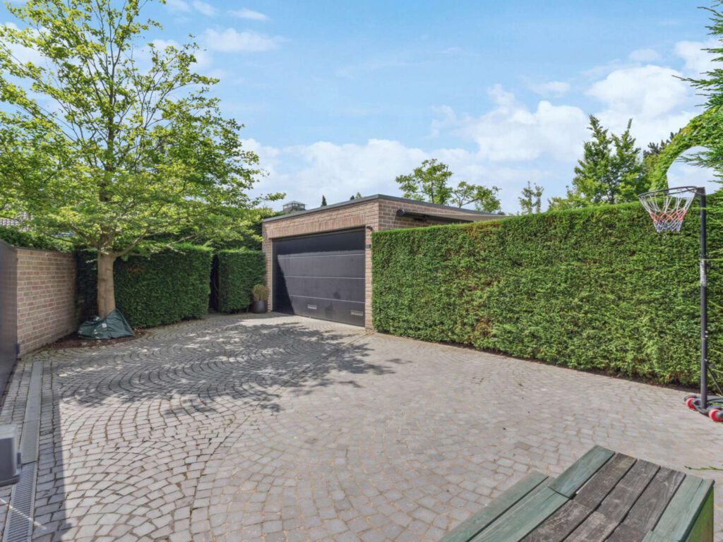 Vorplatz mit Garage