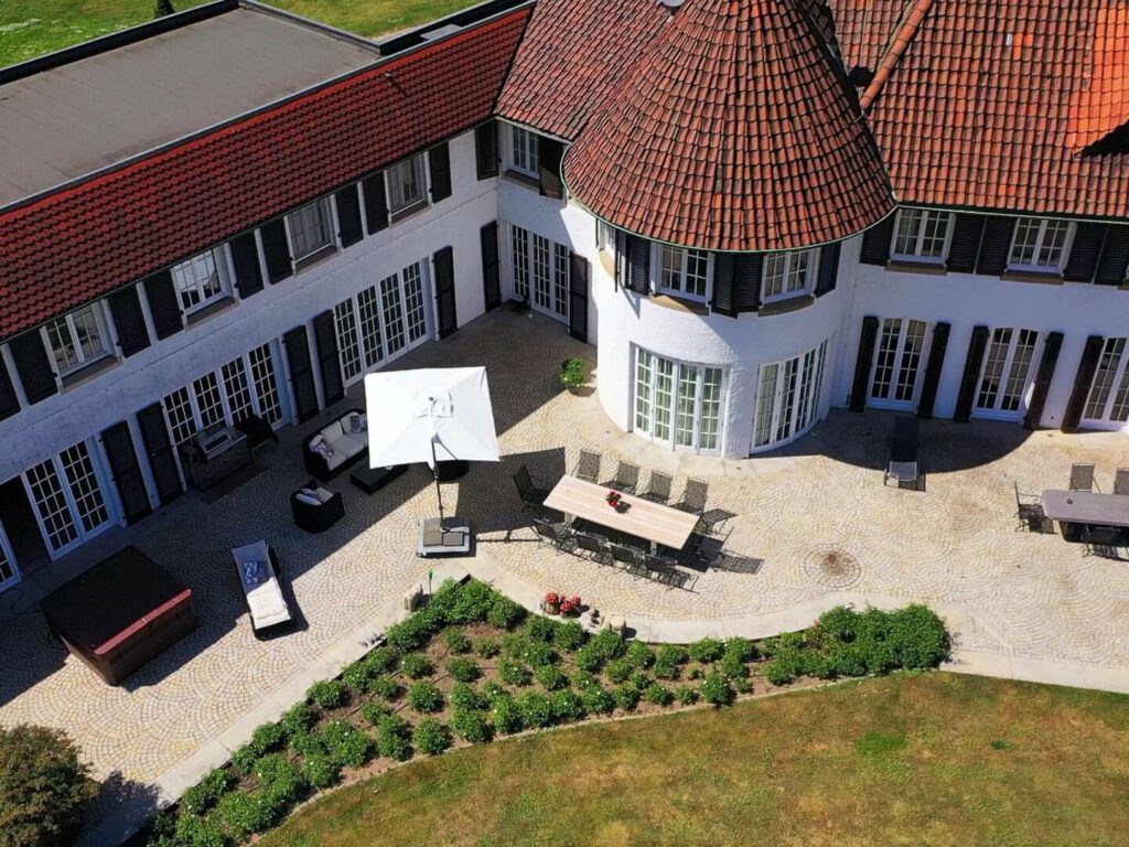 große Terrasse über die gesamte Rückseite