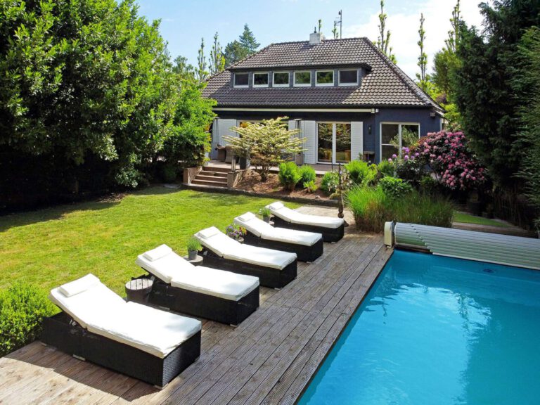 Einfamilienhaus mit Garten und Außenpool in Mönchengladbach