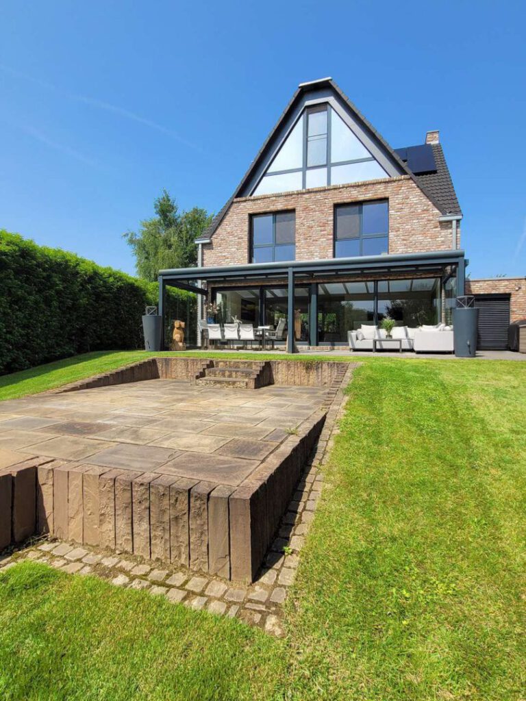 Hausansicht und Terrassenplateau