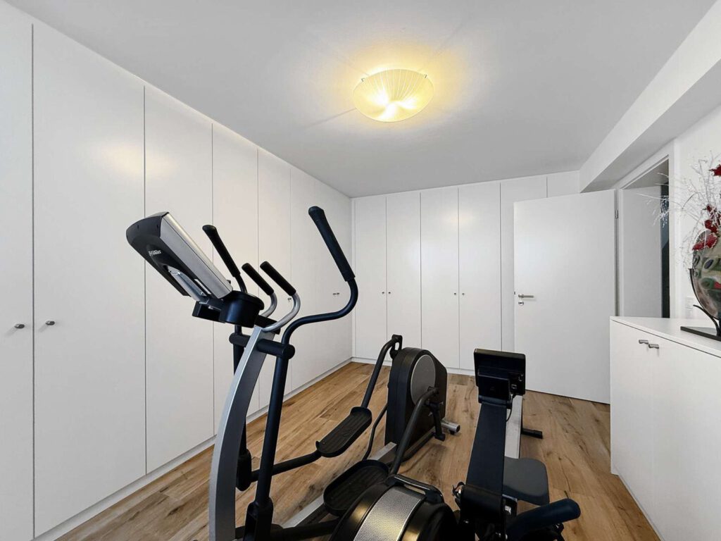 Fitnessraum mit Schrankeinbauten
