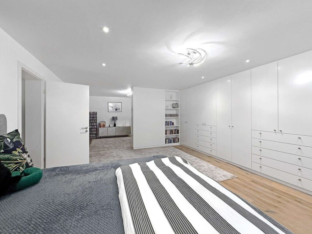 Zimmer mit Schrankeinbauten