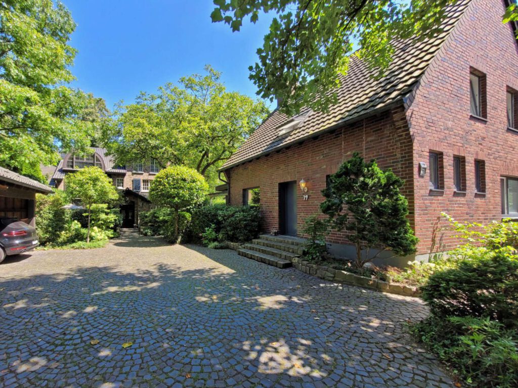 Innenhof mit Wohngebäuden und Carport