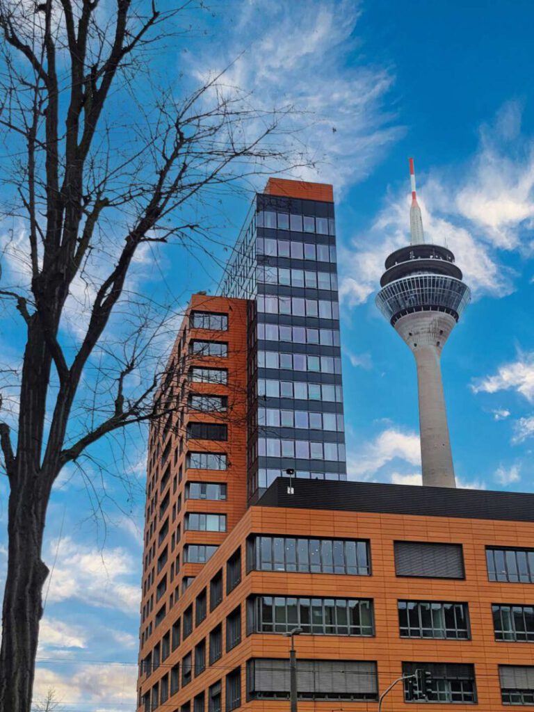 Vis-a-vis mit dem Rheinturm wohnen