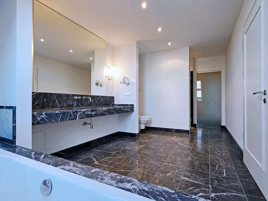 großes Master-Badezimmer